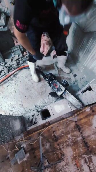 Notch cutting with a hydraulic chainsaw